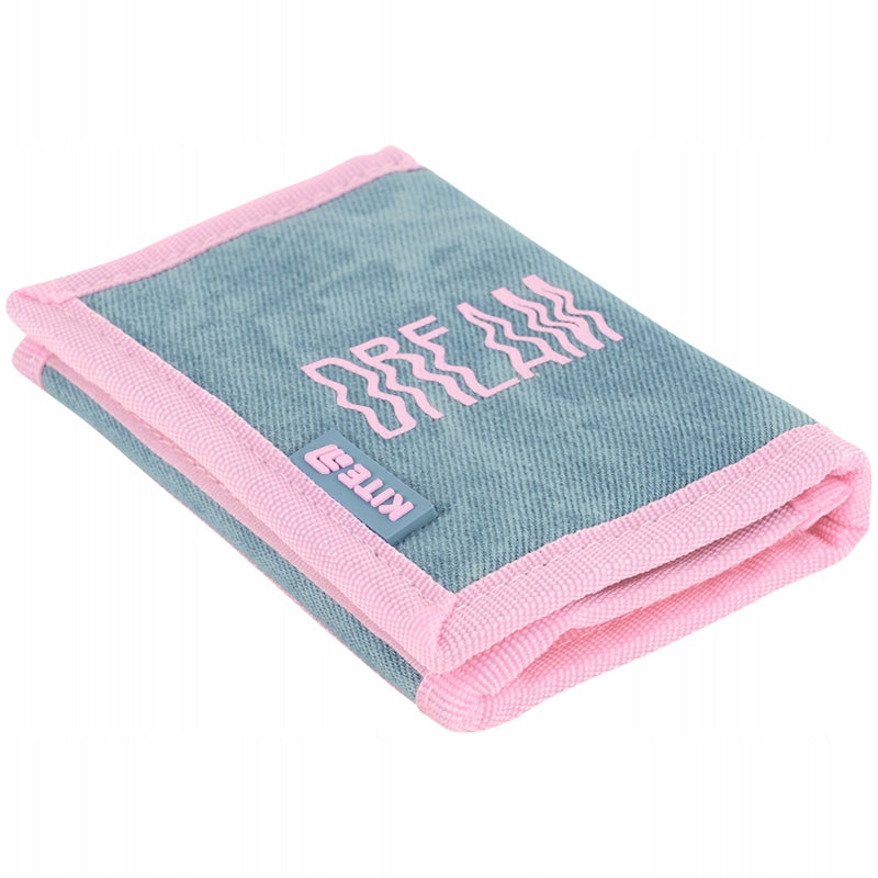 Widok portfela Kite z przodu z zapięciem na rzep i grafiką.