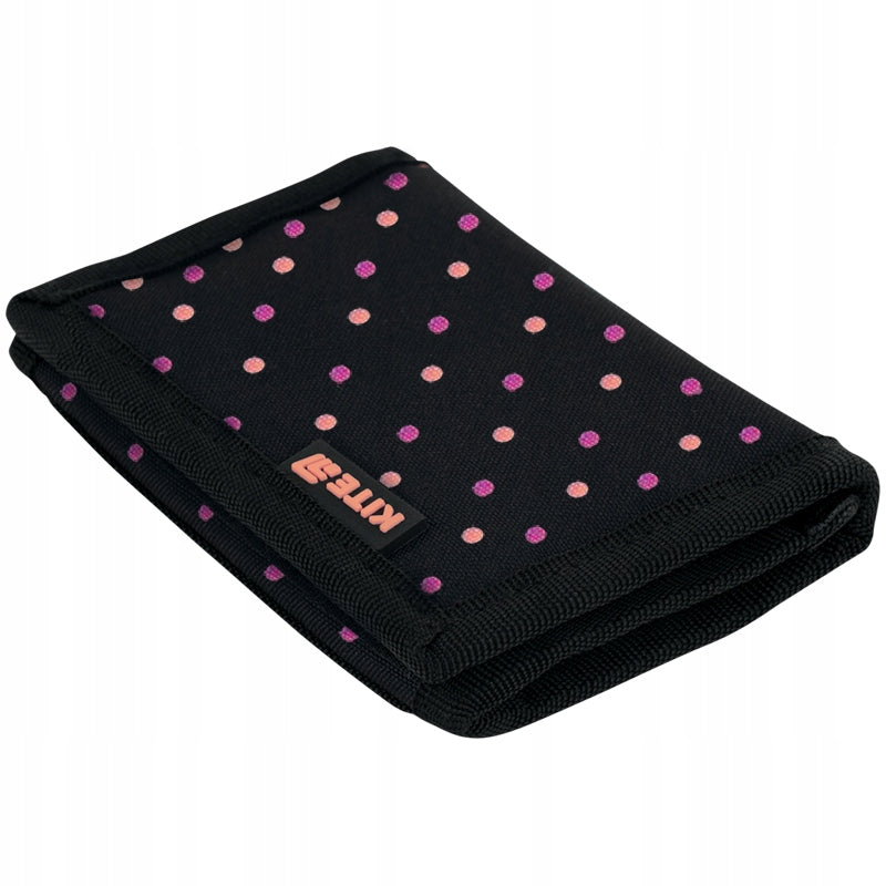 Widok portfela Kite z przodu z zapięciem na rzep i stylowym wzorem.