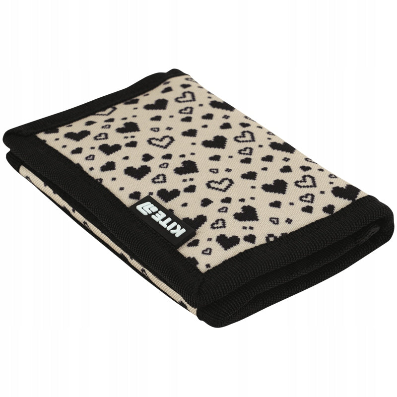 Widok portfela Kite z przodu z uroczym haftem serduszka.