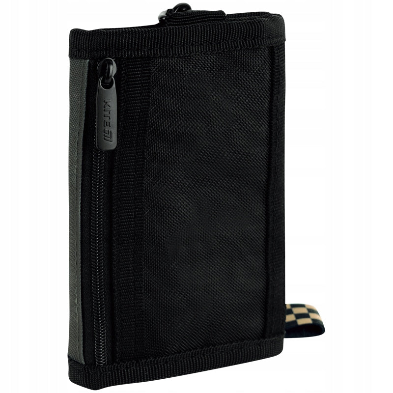 Widok portfela Kite z przodu z widocznym logotypem i zapięciem.