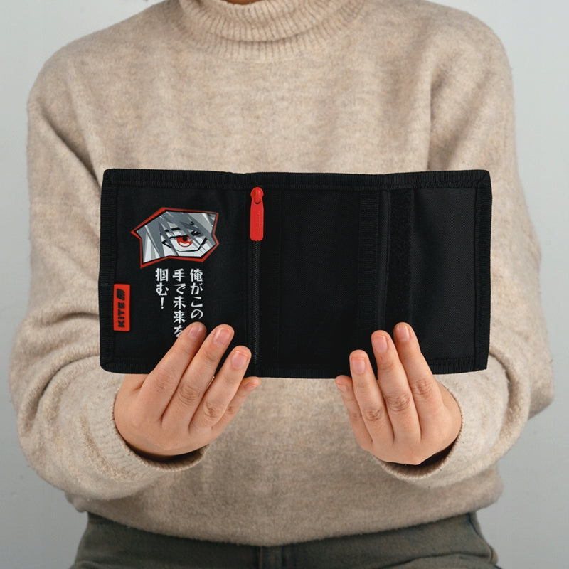 Portfel Kite wygodnie leżący w dłoniach dziecka.