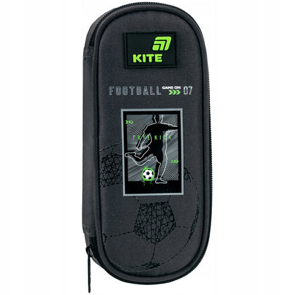 Front szarego piórnika z dekoracyjną gumową naszywką football.