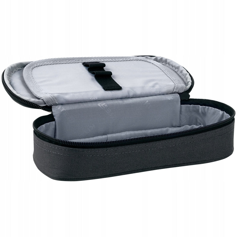 Wewnętrzny uchwyt z gumką na 8 długopisów i ołówków.