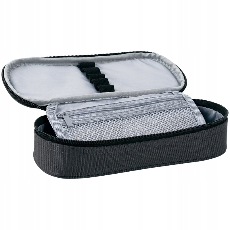 Rozłożony piórnik ukazujący dużą przestrzeń na przybory i siateczkę.