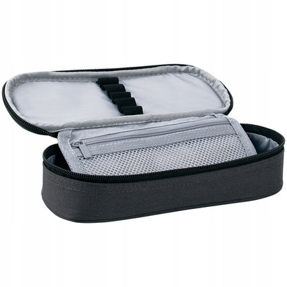 Rozłożony piórnik ukazujący dużą przestrzeń na przybory i siateczkę.