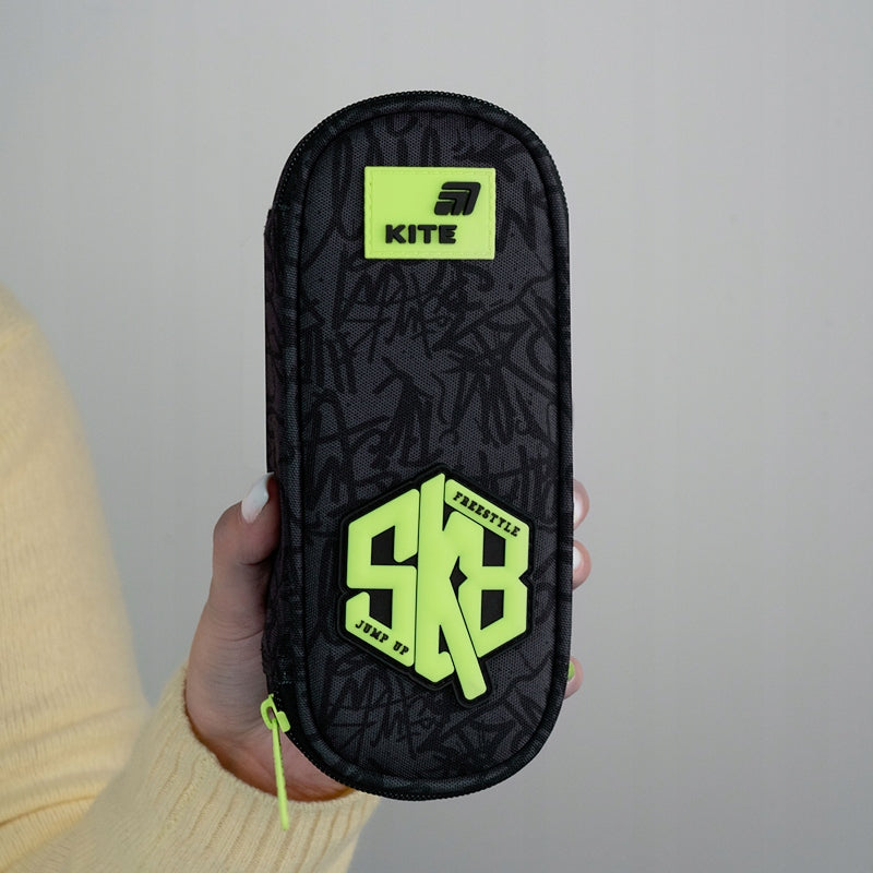 Czarny piórnik Kite trzymany w dłoniach.