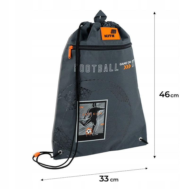 Wymiary piłkarskiego worka na buty Kite przedstawione na zdjęciu z infografiką.