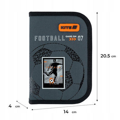 Infografika prezentująca standardowe wymiary szkolne piórnika.
