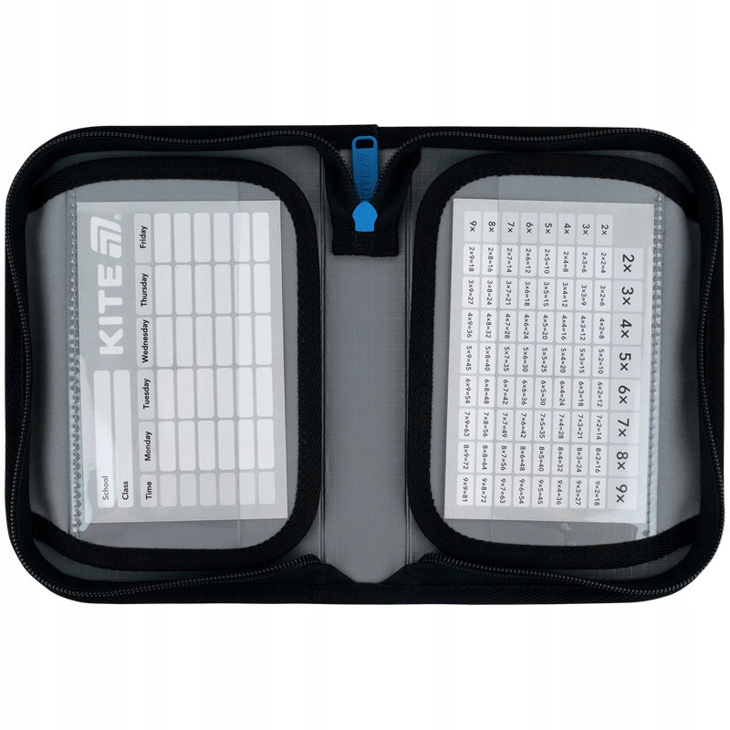 Zbliżenie na wnętrze piórnika z planem lekcji i tabliczką mnożenia na wkładkach.