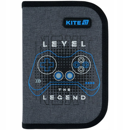 Przedni panel szarego piórnika z dużym, gamingowym nadrukiem 3D i logo Kite.