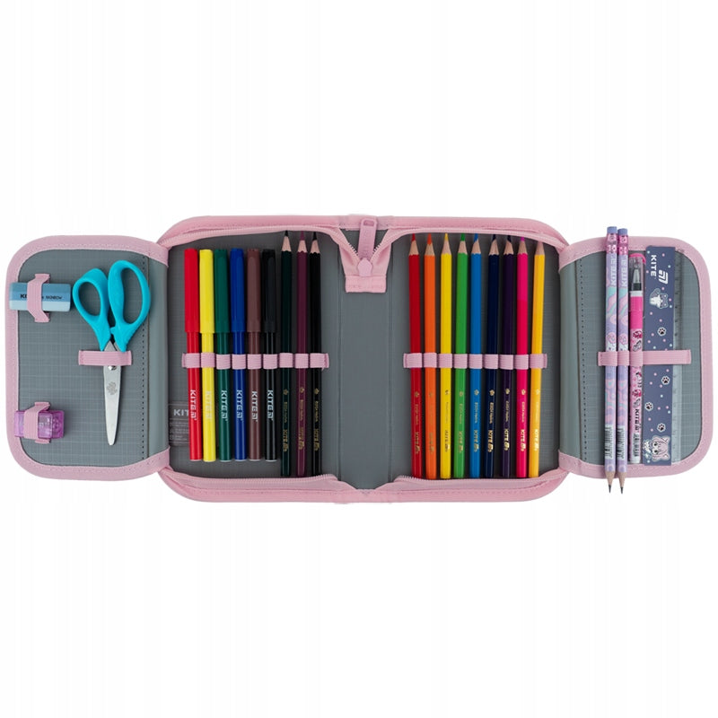 Widok otwartego piórnika Kite z pełnym wyposażeniem 25 elementów zamocowanych w gumkach.