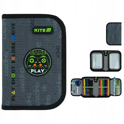 Prezentacja szarego piórnika Kite Game z różnych perspektyw ukazująca gamingowy design i efekt 3D.