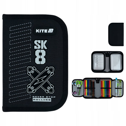 Prezentacja czarnego piórnika Kite pod różnymi kątami, ukazująca fakturę materiału i detale 3D.