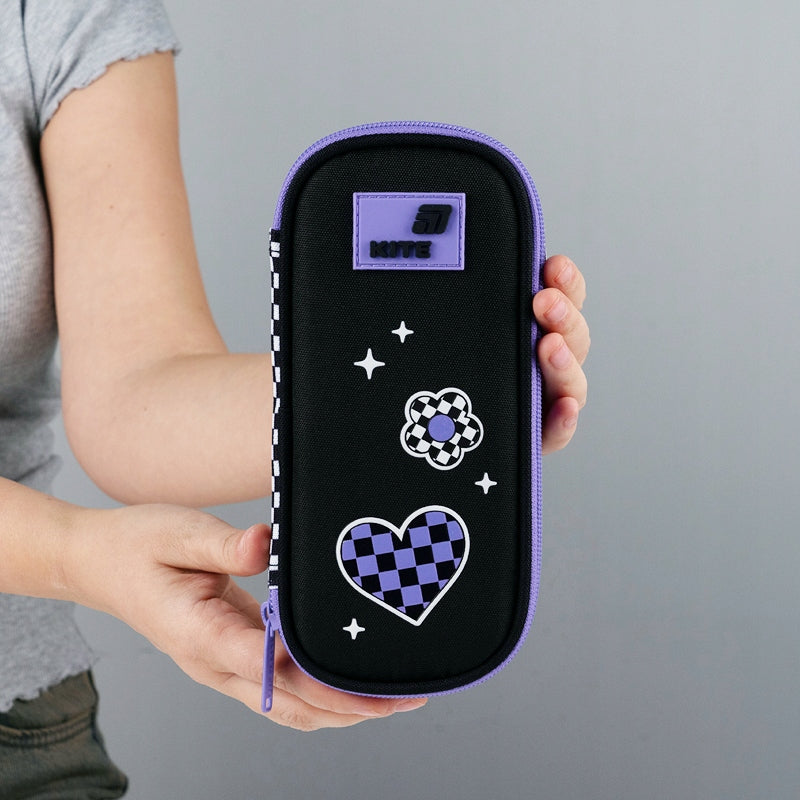 Piornik w dłoniach.