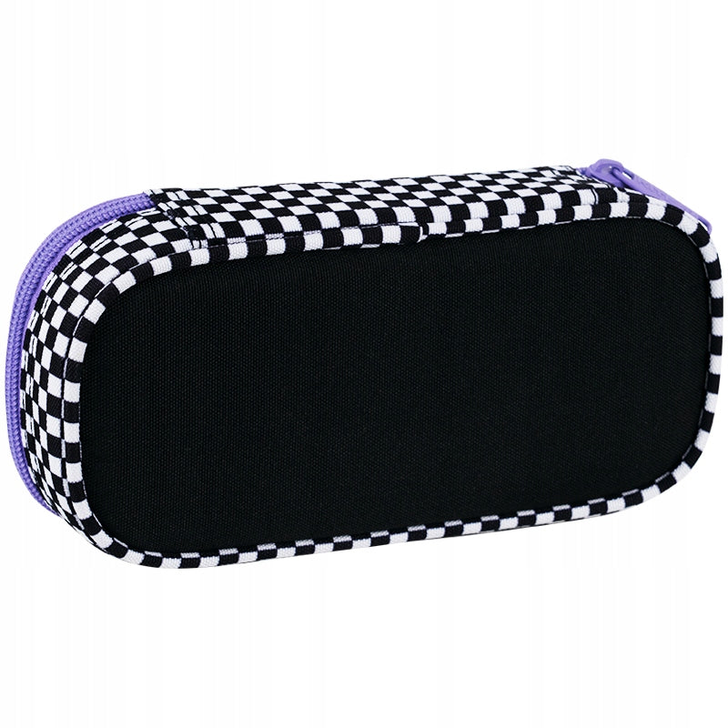 Tył czarnego piórnika.