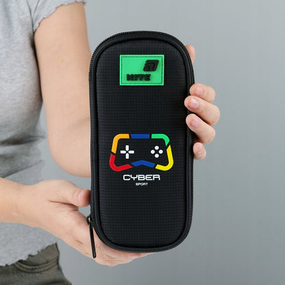 Piórnik szkolny dla chłopca prezentacja rozmiaru w dłoniach.