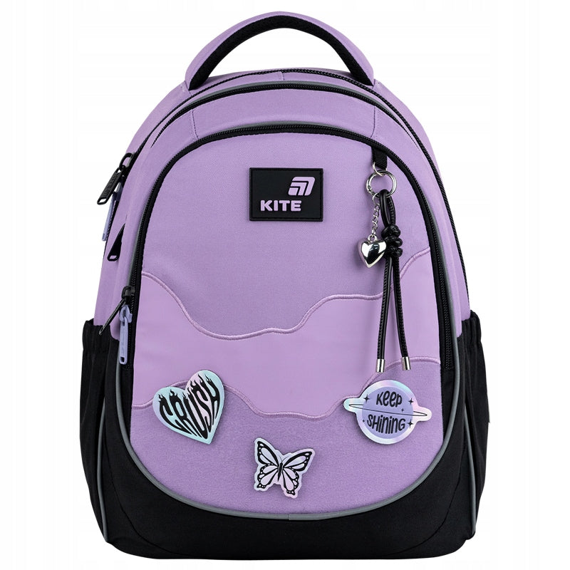 Fioletowy plecak Kite z puszystą aplikacją i naszywkami na froncie.