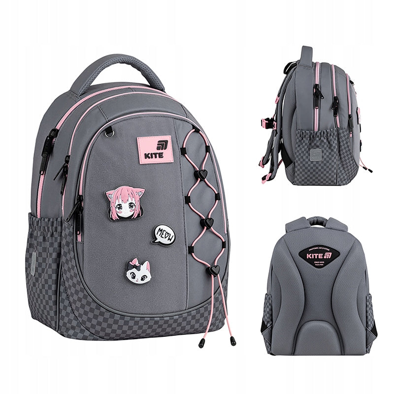 Widok ogólny szarego plecaka ortopedycznego Kite dla dziewczynek z naszywkami.