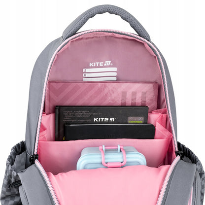 Wnętrze głównej komory z przegrodami na zeszyty i podręczniki.