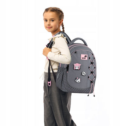 Plecak Kite prezentowany na dziecku (widok z boku).