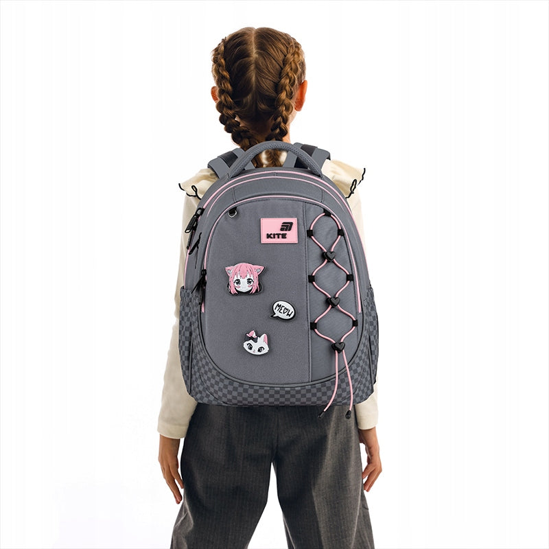 Zbliżenie na profil plecaka na plecach dziecka.