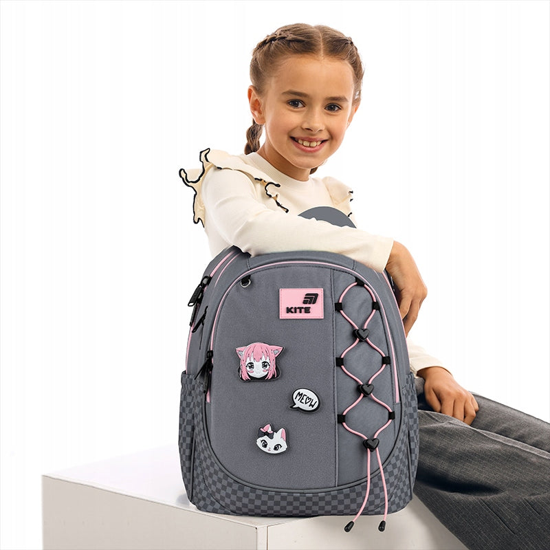 Dziewczynka z ergonomicznym plecakiem szkolnym Kite.