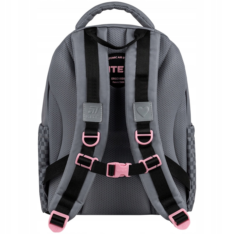 Szerokie, anatomiczne szelki S-kształtne z pasem piersiowym.