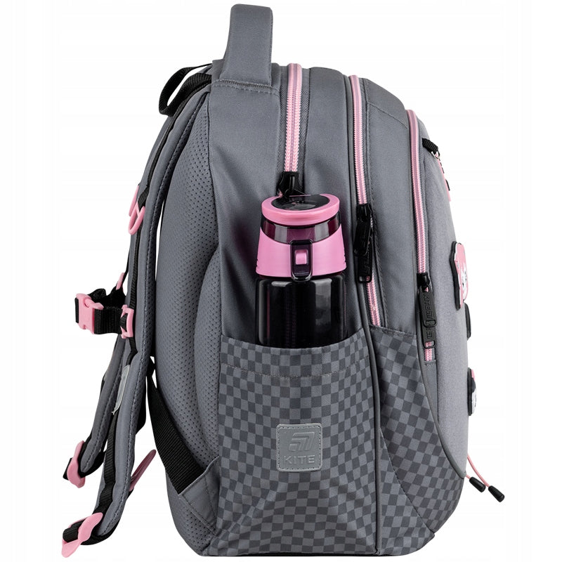 Boczna kieszeń plecaka z włożonym bidonem.