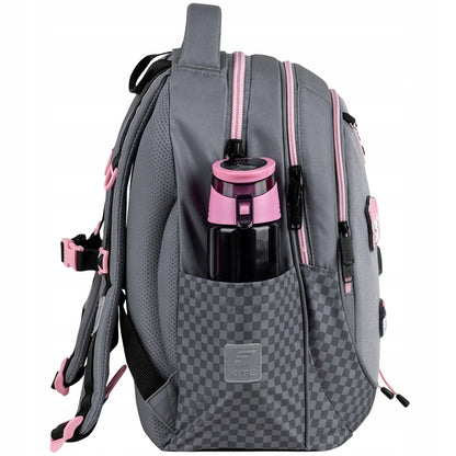 Boczna kieszeń plecaka z włożonym bidonem.