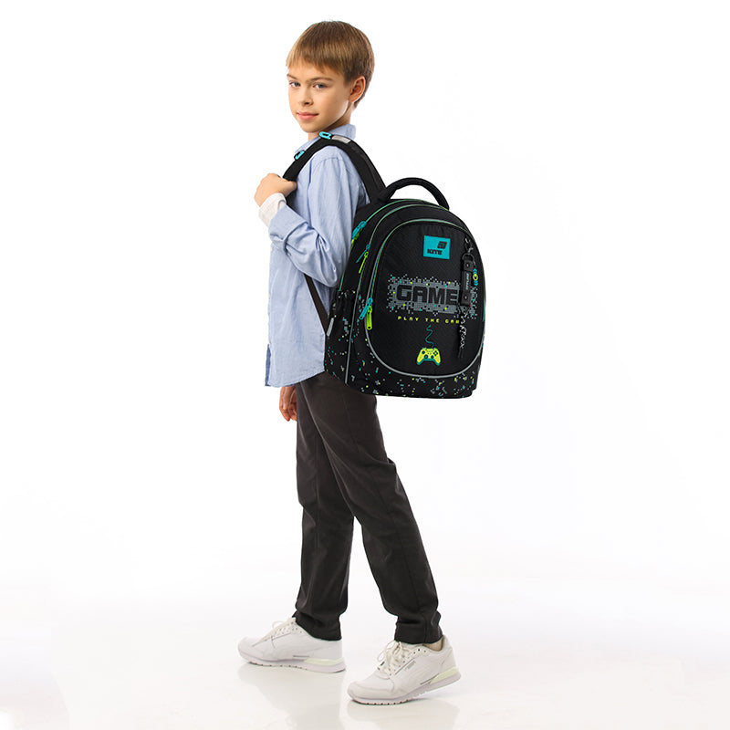 Plecak Kite prezentowany na dziecku (widok z boku).