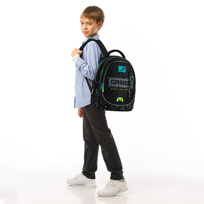 Plecak Kite prezentowany na dziecku (widok z boku).