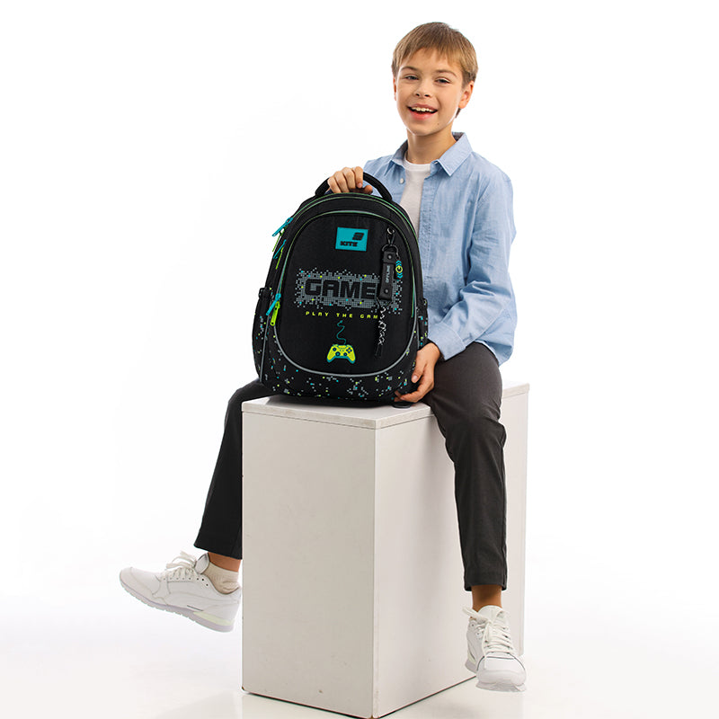 Uczeń z ergonomicznym plecakiem szkolnym Kite.