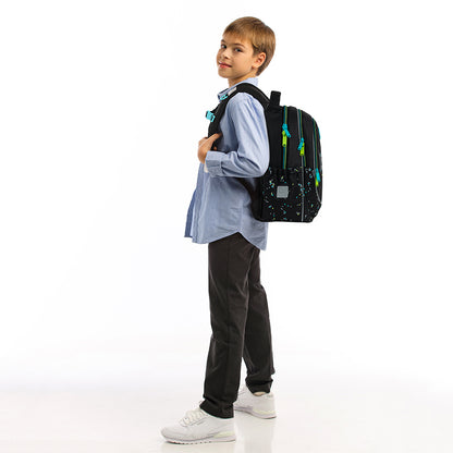 Zbliżenie na profil plecaka na plecach dziecka, pokazujące anatomiczne dopasowanie.