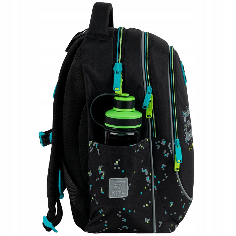 Boczna kieszeń plecaka z włożonym bidonem.