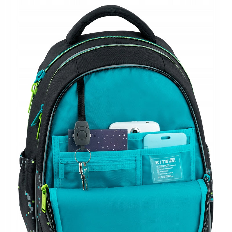 Otwarta przednia komora z organizerem i uchwytem na klucze.