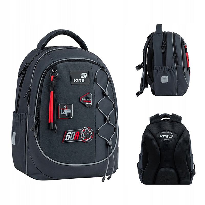 Szary plecak Kite z niebieskim sznurowaniem i naszywkami.