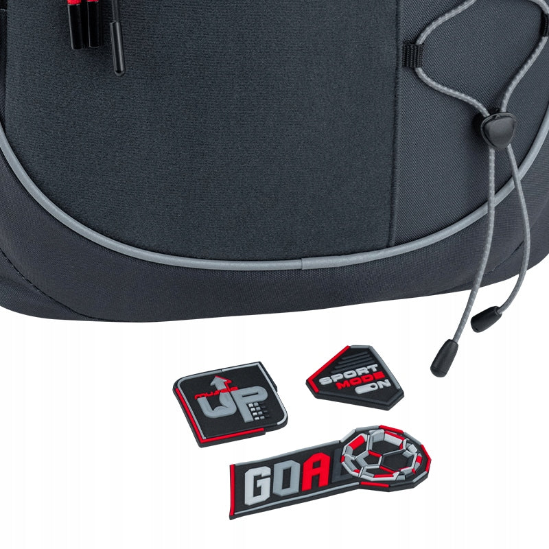 Zbliżenie na trzy różne naszywki na rzep, które można dowolnie przeklejać na froncie.