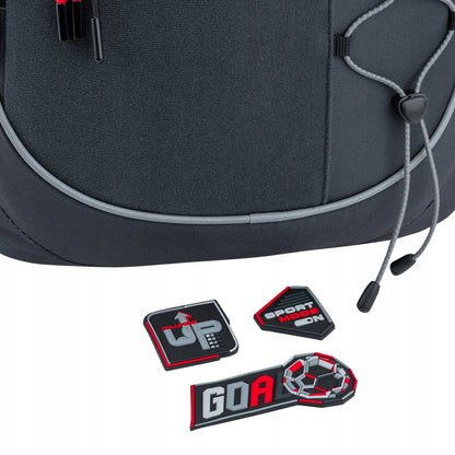 Zbliżenie na trzy różne naszywki na rzep, które można dowolnie przeklejać na froncie.