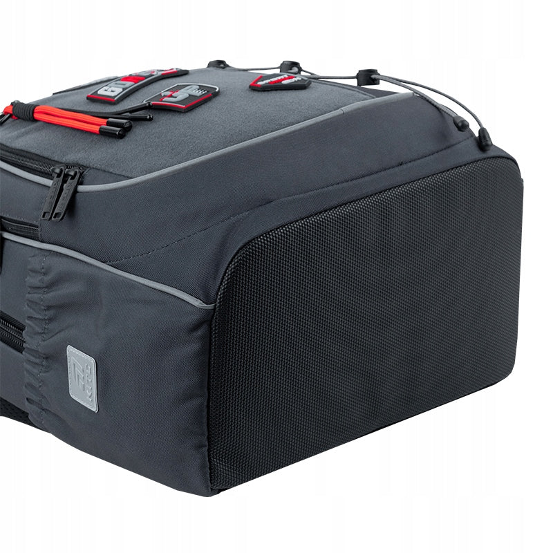 Spód plecaka wykonany z grubszego, czarnego materiału odpornego na zabrudzenia.