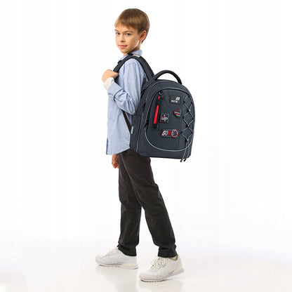 Plecak na plecach chłopca.