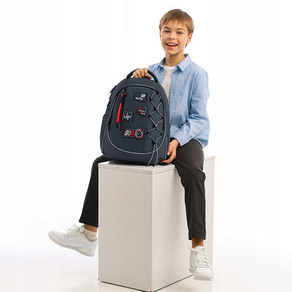 Widok dziecka stojącego obok plecaka Kite, prezentujący jego wielkość.