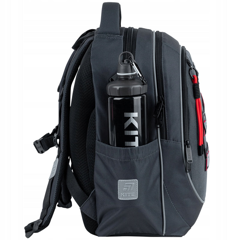 Kieszeń z materiału na gumkę, idealna na bidon.