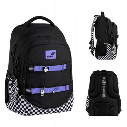 Zestawienie zdjęć czarnego plecaka w kratkę pod różnymi kątami.