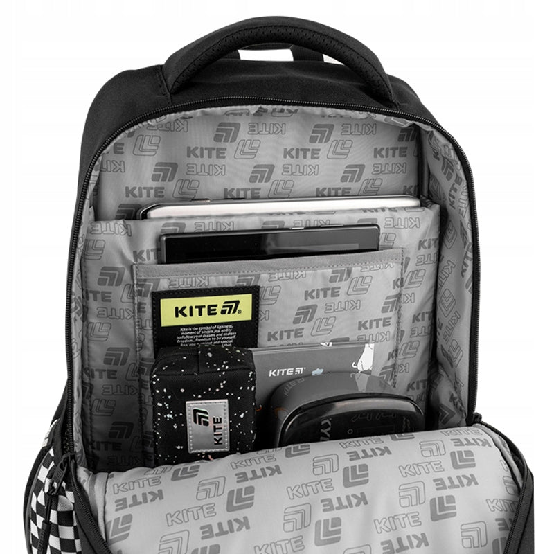 Widok dedykowanej, bezpiecznej przegrody na laptopa wewnątrz głównej komory.