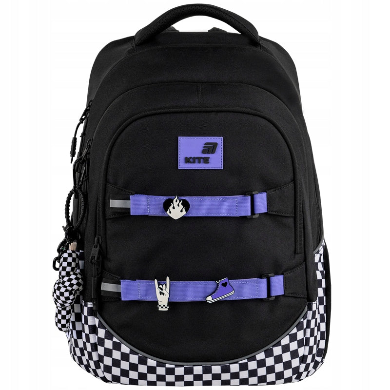 Front plecaka Kite w klasyczną czarną kratkę z widocznymi metalowymi znaczkami oraz zawieszonym brelokiem.