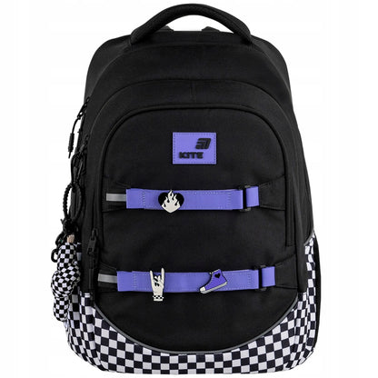 Front plecaka Kite w klasyczną czarną kratkę z widocznymi metalowymi znaczkami oraz zawieszonym brelokiem.