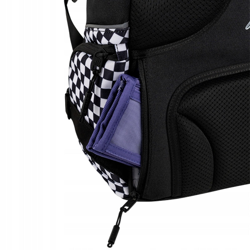 Zbliżenie na bezpieczny schowek dyskretnie ukryty w dolnej części panelu tylnego, idealny na telefon lub portfel.