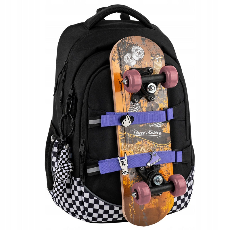 Zbliżenie na solidne pasy na rzepy przeznaczone do transportu deskorolki lub kurtki.