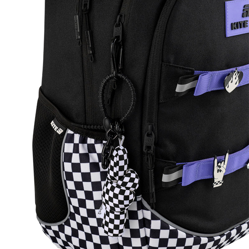 Zbliżenie na ozdobną zabawkę-zawieszkę przypiętą do zamka, wykonaną z wysokiej jakości materiałów mieszanych.