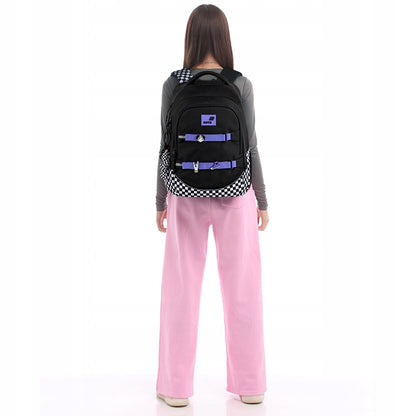 Widok plecaka na plecach nastolatki z poprawnie zapiętym pasem piersiowym, stabilizującym konstrukcję podczas chodzenia.